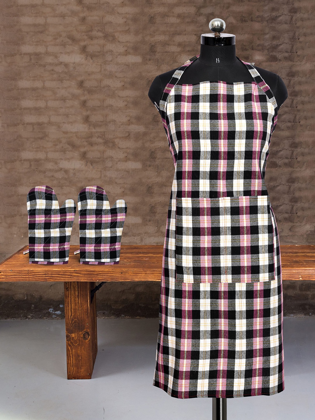 

Clasiko Set Of 3 Pink & White Checked Kitchen Apron With Oven Gloves
