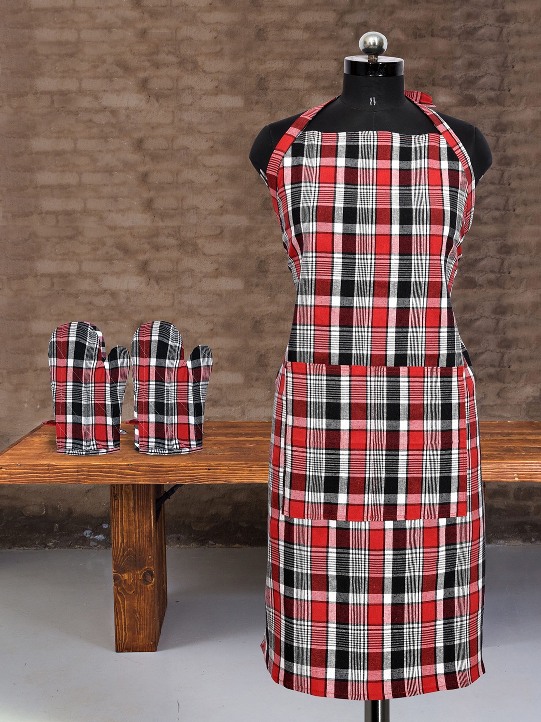 

Clasiko Set Of 3 Red & White Checked Cotton Aprons With 2 Oven Gloves