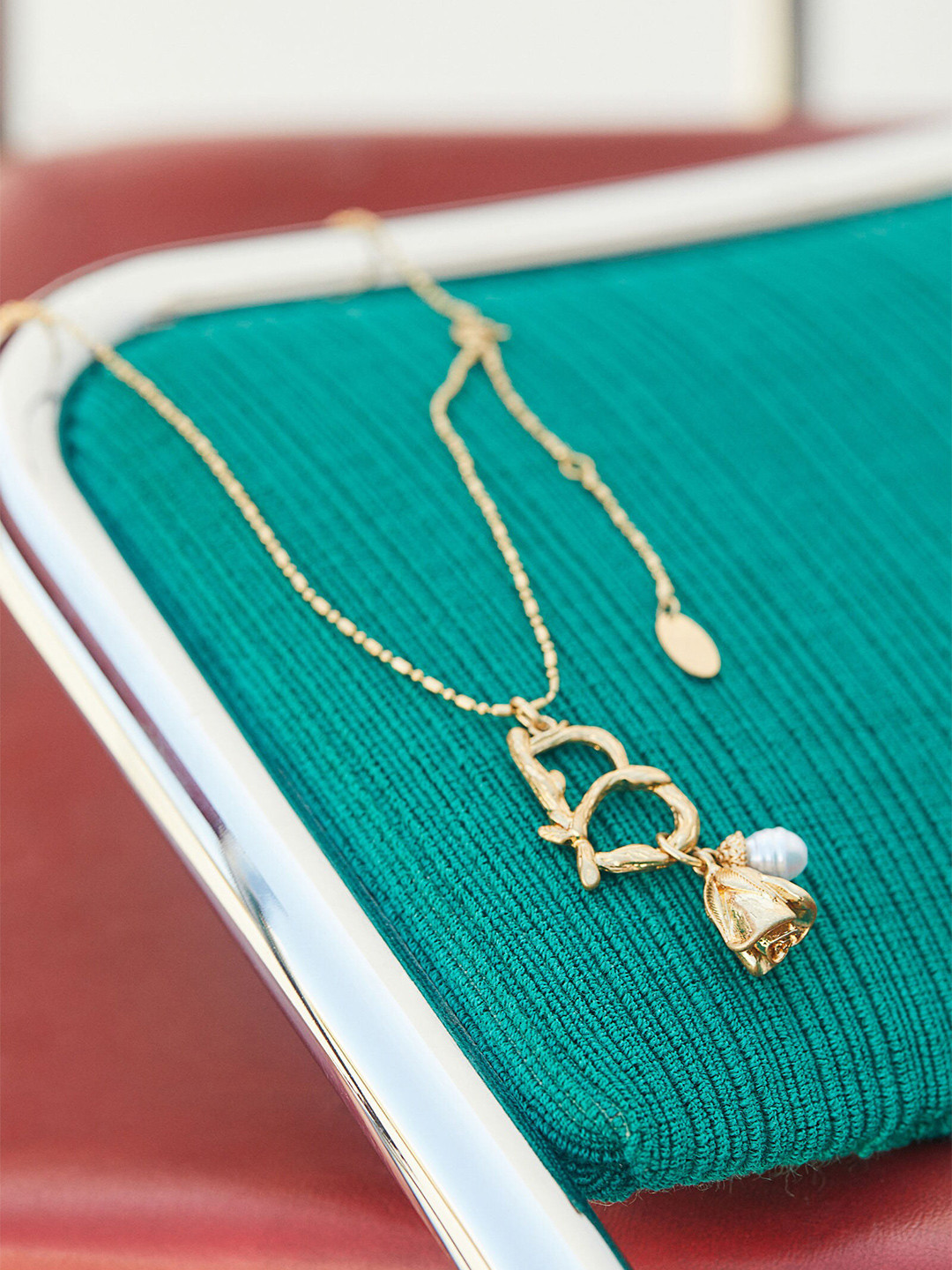 

H&M Gold-Toned Pendant Necklace