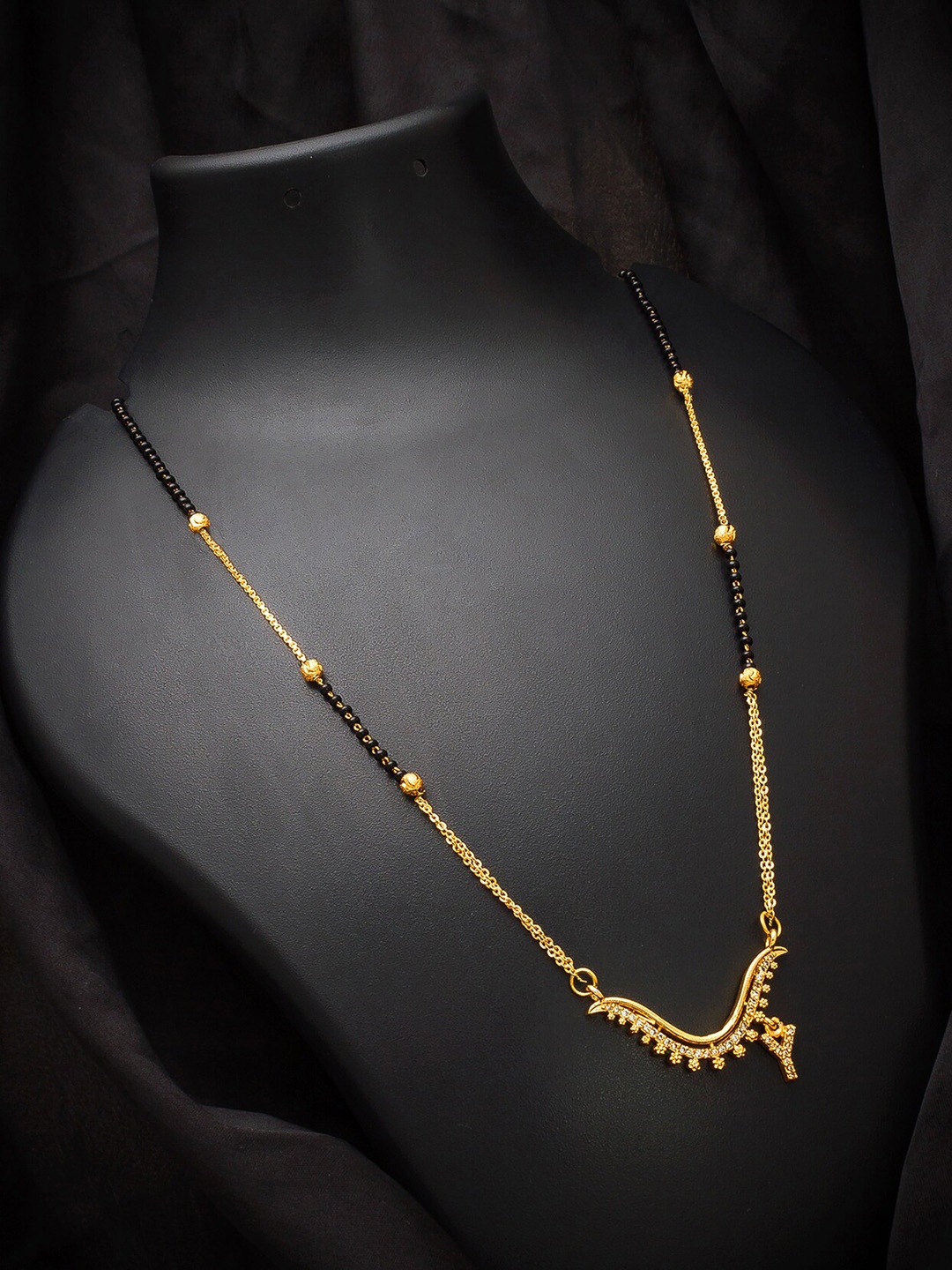 

aadita Gold-Plated Gold-Toned Alphabet Initials Letter Y Mangalsutra