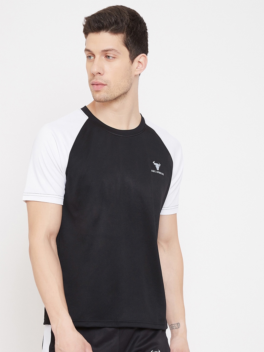 

AGIL ARMERO Men Black Solid Round Neck T-shirt