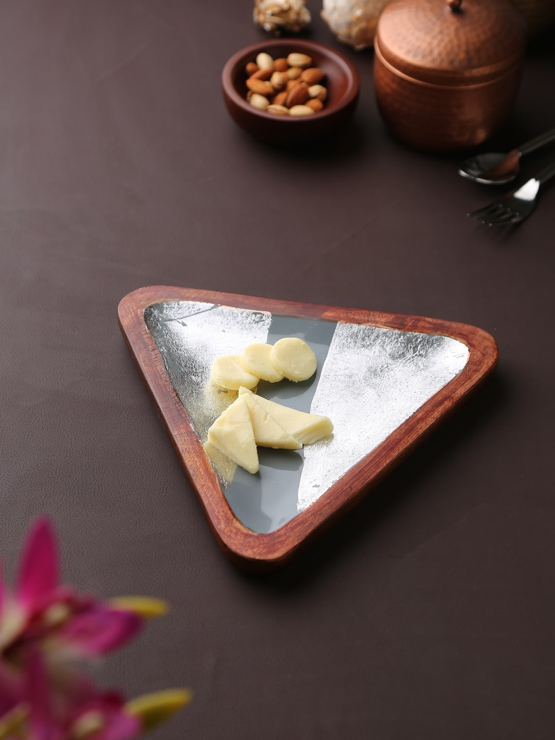 

Amoliconcepts Brown & Silver-Toned Wooden Platter