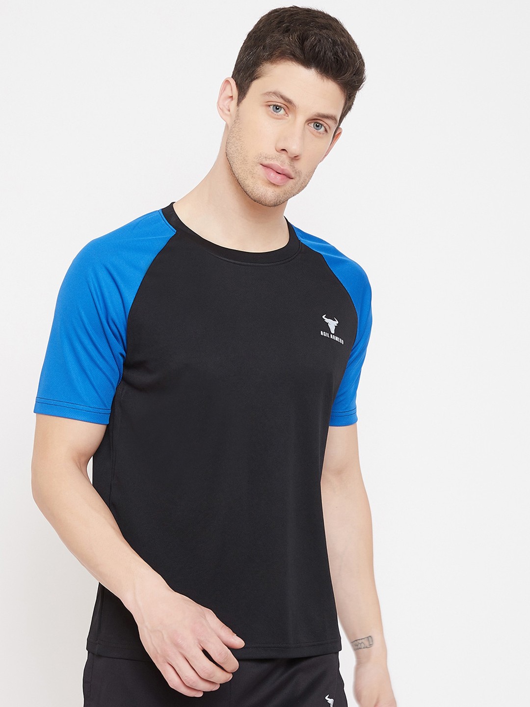 

AGIL ARMERO Men Black T-shirt