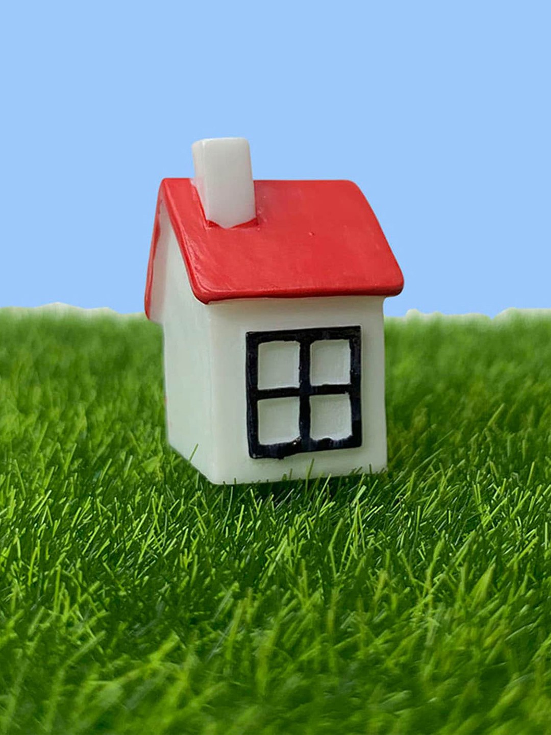 

Wonderland Set Of 5 Red & White House-Shaped Plastic Garden Accessories