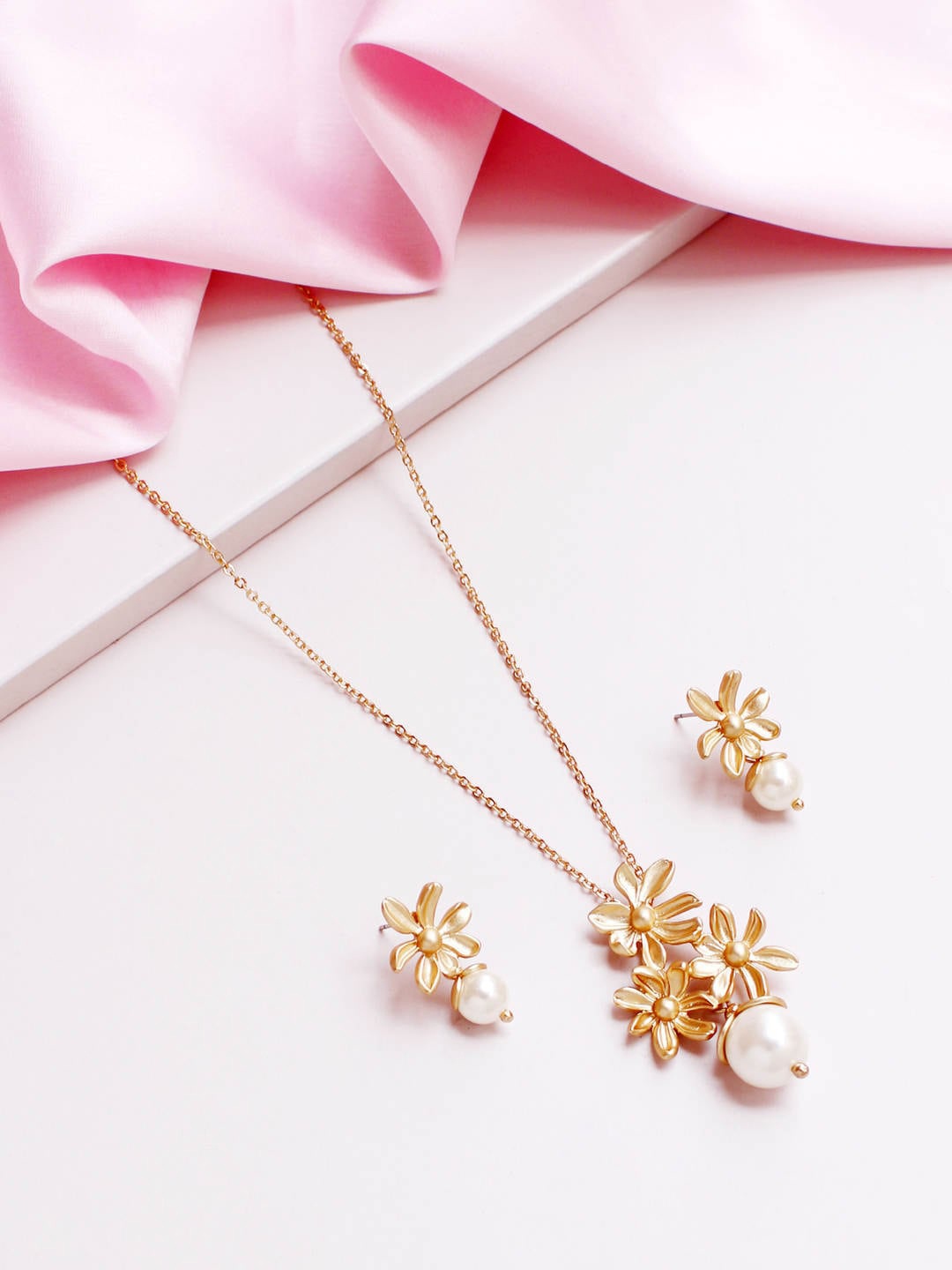 

Runway Ritual Gold-Plated & Off-White Pearl Sunflower Jewellery Set
