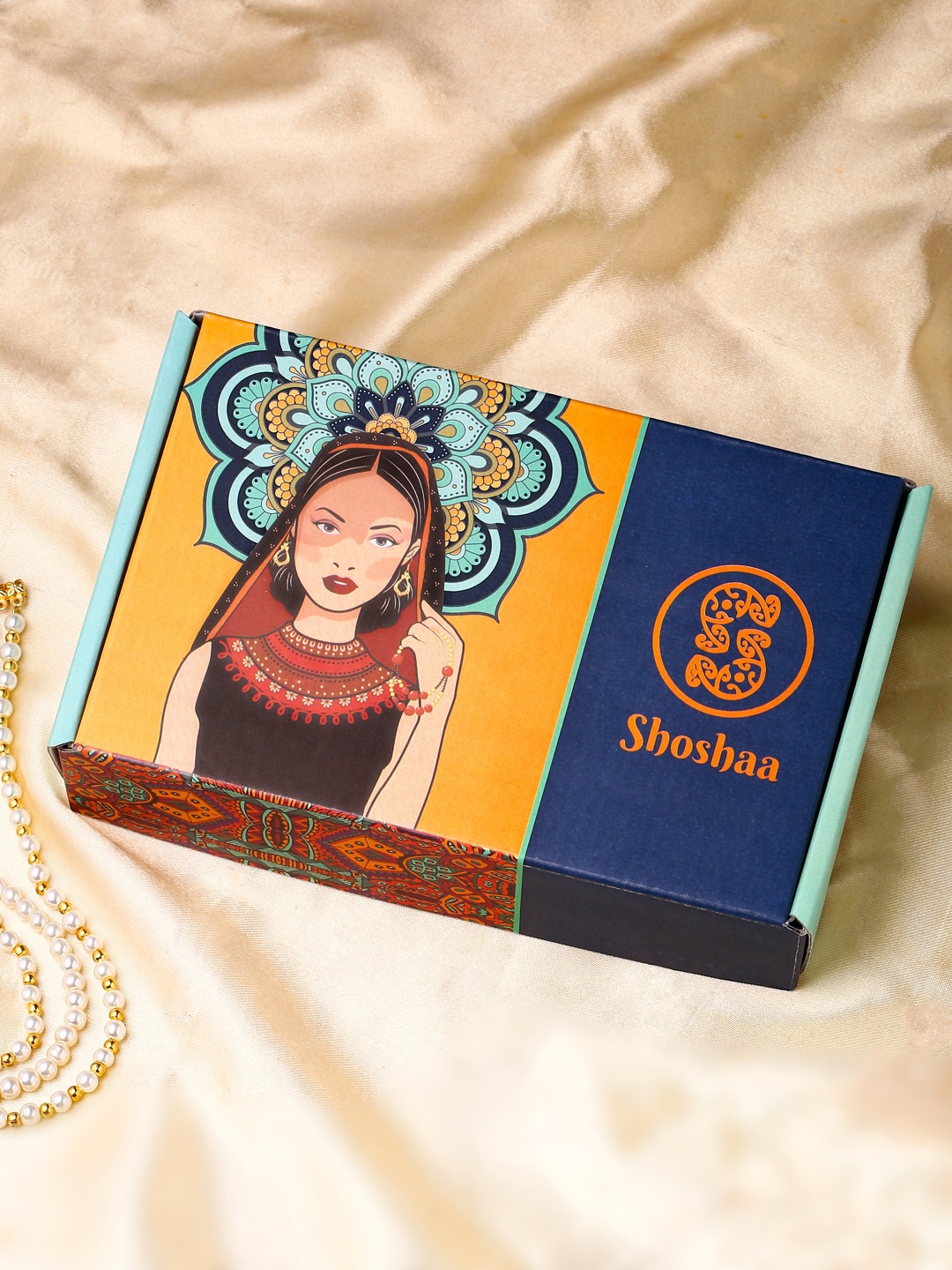 

Shoshaa Off White Gold Chain Travel Accessory