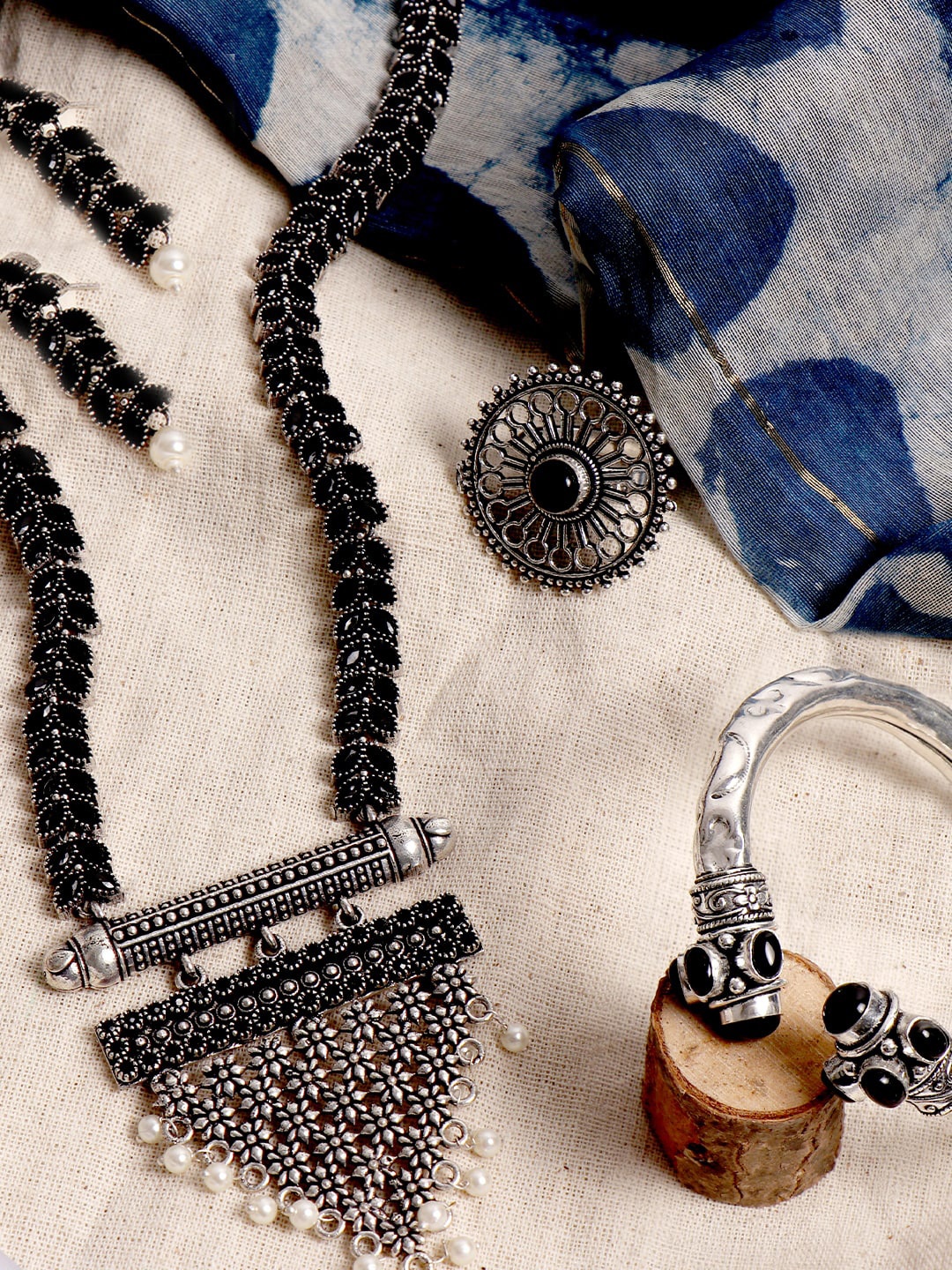 

TEEJH Oxidized Silver-Toned & Black Stone-Studded Pearl Beaded Jewellery Set