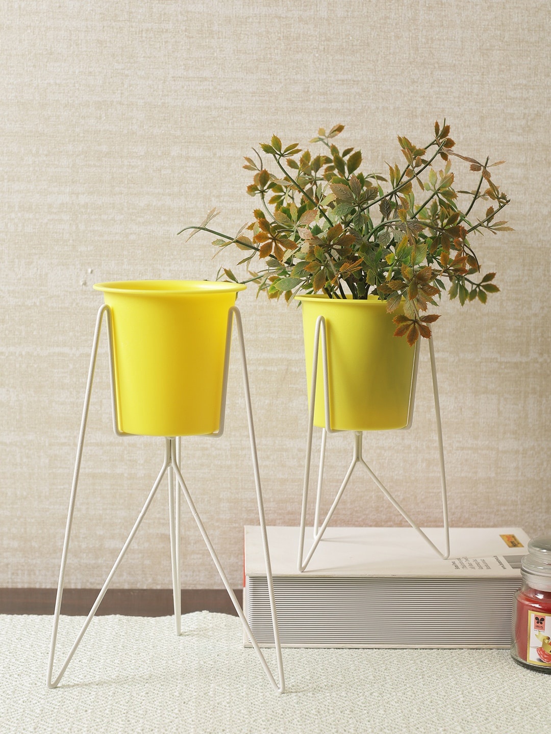 

HomeTown Set Of 2 Yellow & White Plastic Planters