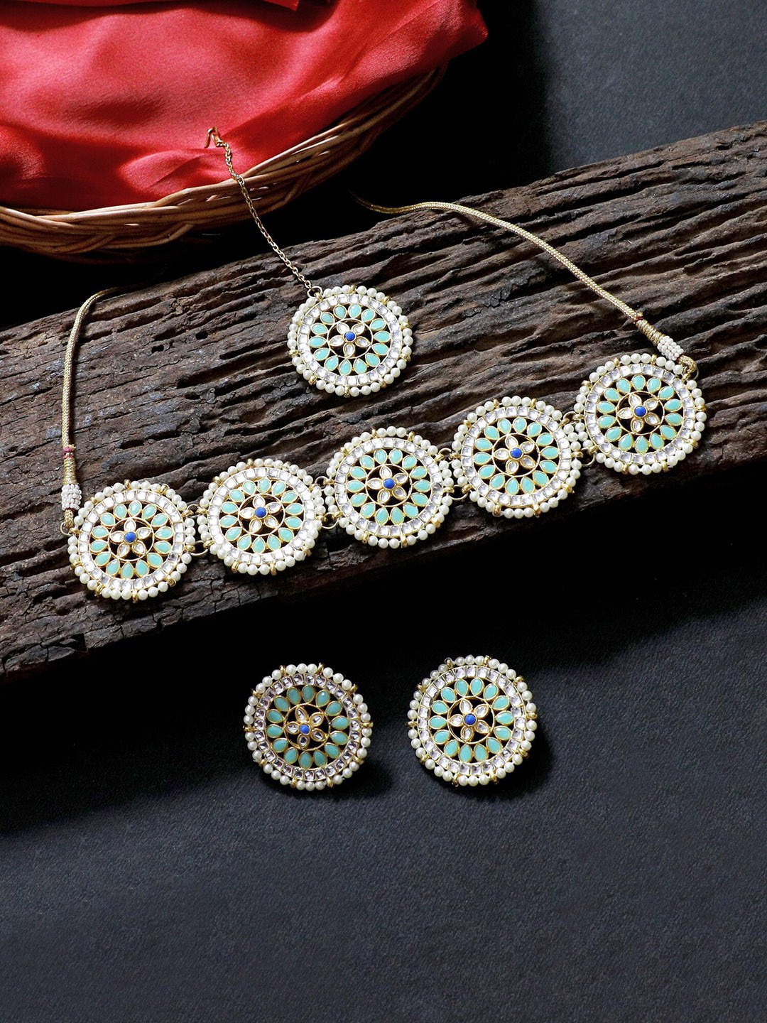 

KARATCART Gold-Plated Green & White Kundan-Studded & Beaded Jewellery Set