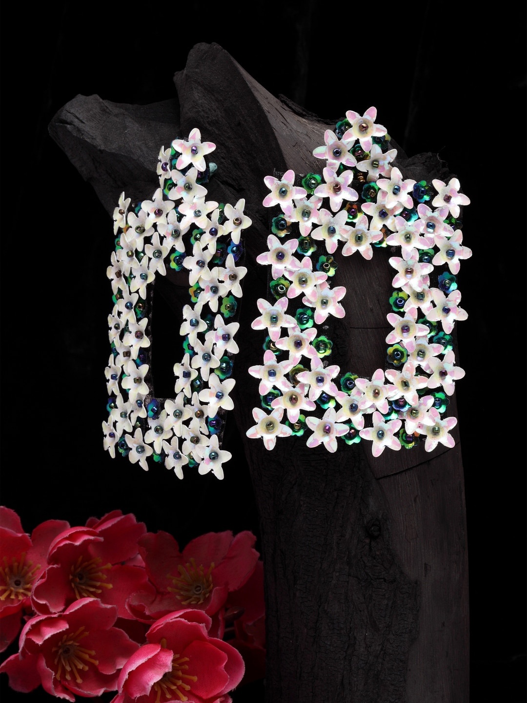 

Moedbuille Silver-Plated Off White Handcrafted Contemporary Studs Earrings