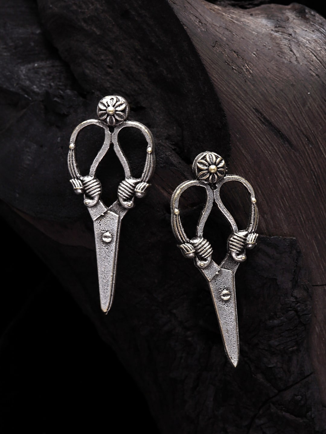

Moedbuille Silver-Toned Contemporary Drop Earrings