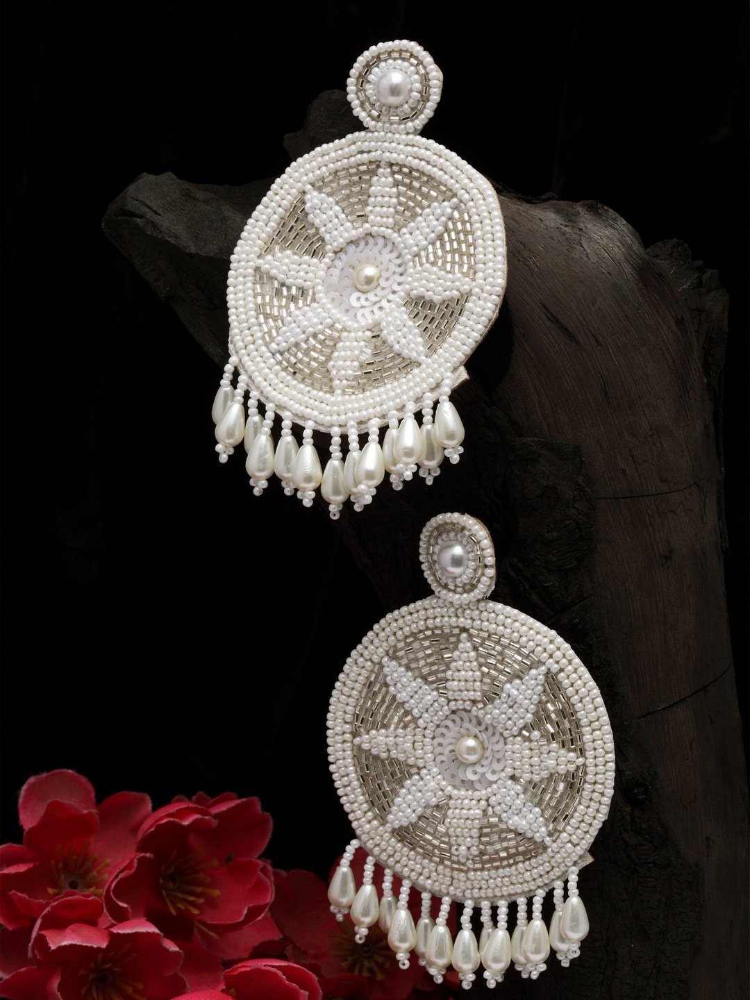 

Moedbuille Off White Contemporary Ear Cuff Earrings