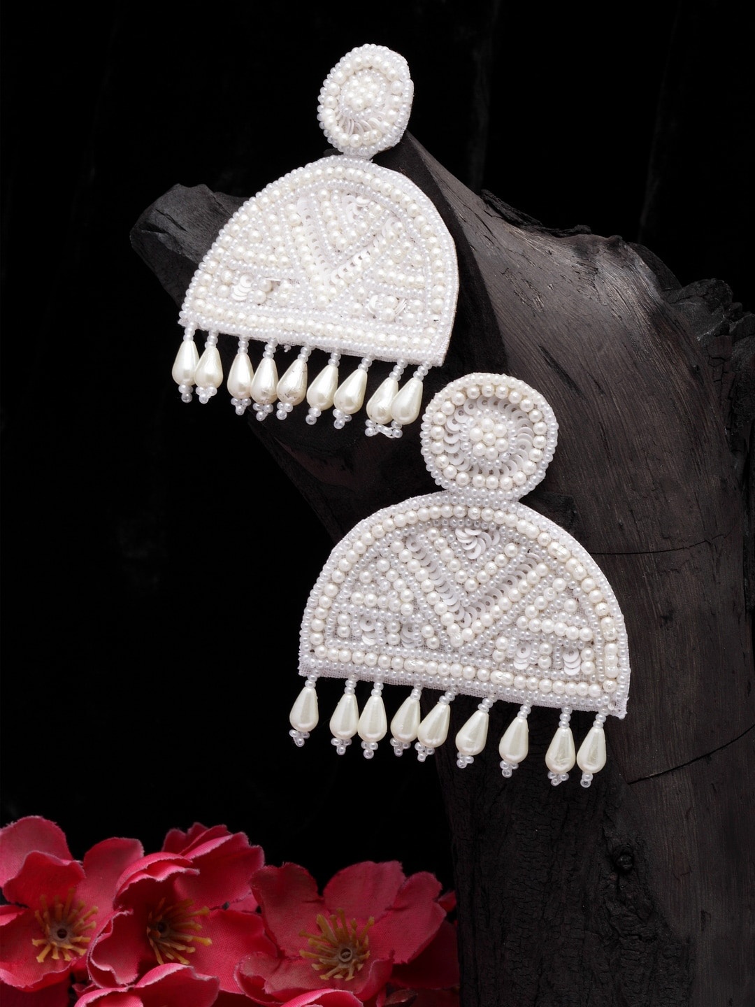 

Moedbuille Off White Contemporary Studs Earrings