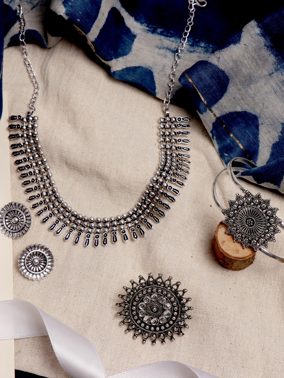 

TEEJH Women Silver-Toned Oxidized Mishi Metallic Jewellery Set