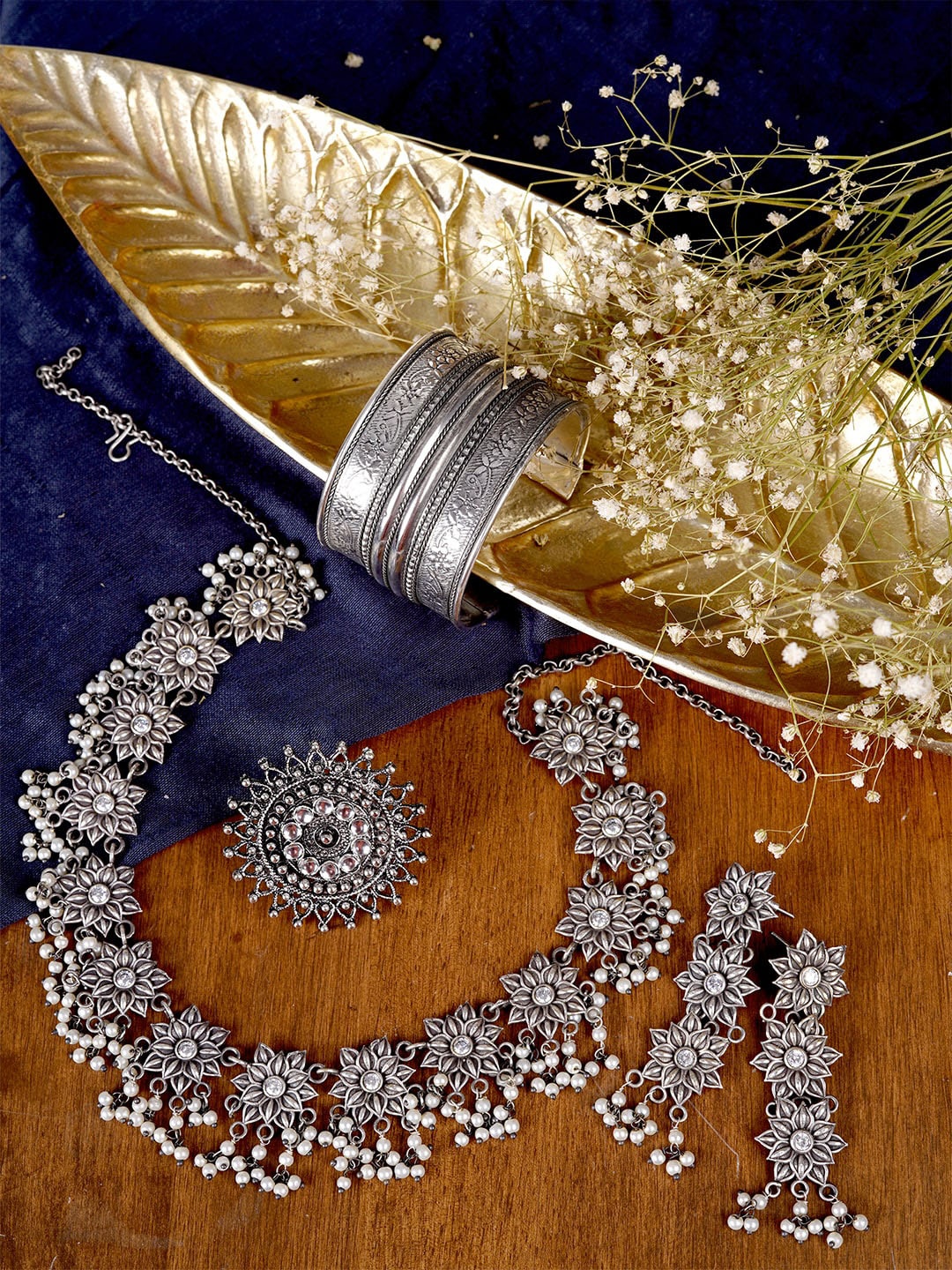 

TEEJH Oxidized White & Silver-Toned Stone-Studded & Beaded Jewellery Set