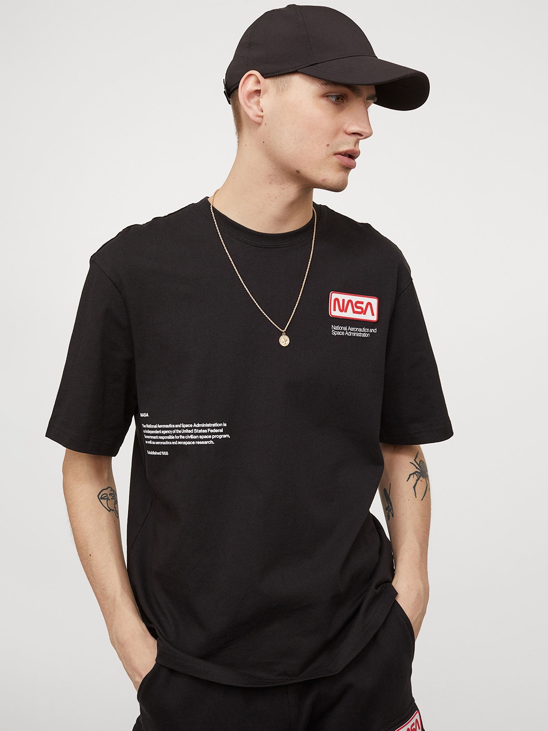 

HM Men Black White Printed Relaxed Fit Pure Cotton T-shirt
