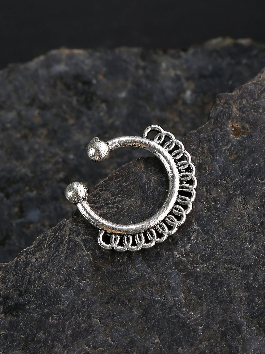 

Priyaasi Oxidized Silver-Plated Septum Nosepin