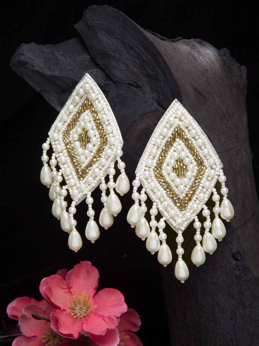 

Moedbuille Off White Contemporary Drop Earrings