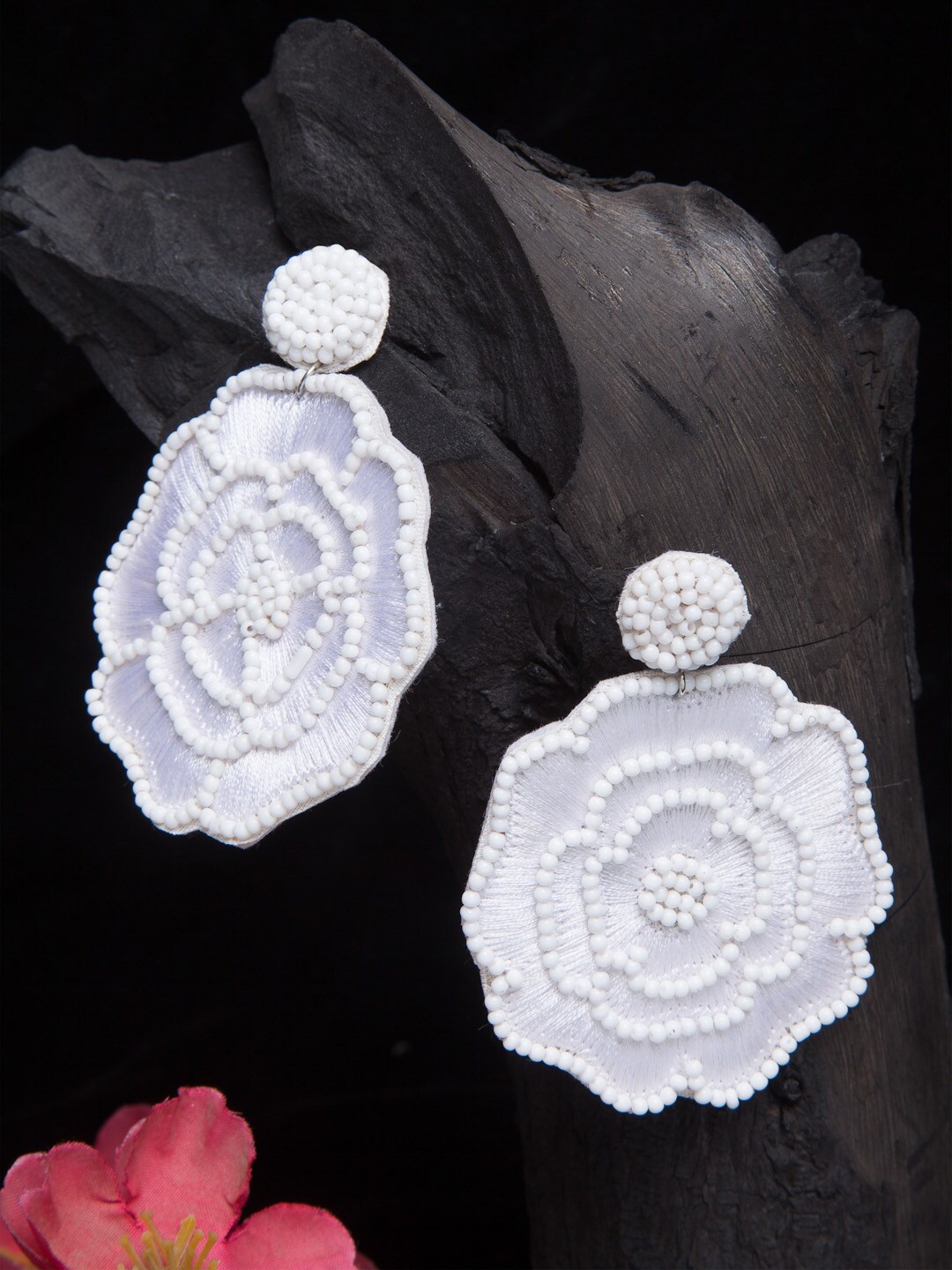 

Moedbuille Off White Contemporary Drop Earrings
