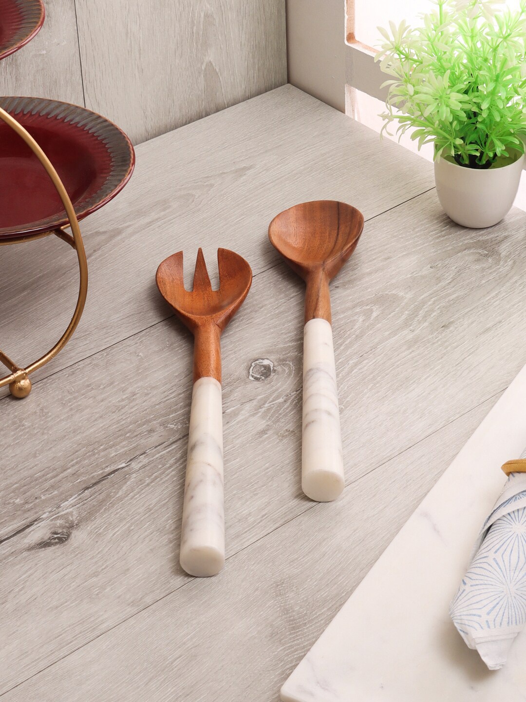 

NikkisPride Brown & Off-White 2 Pcs Salad Marble Handle