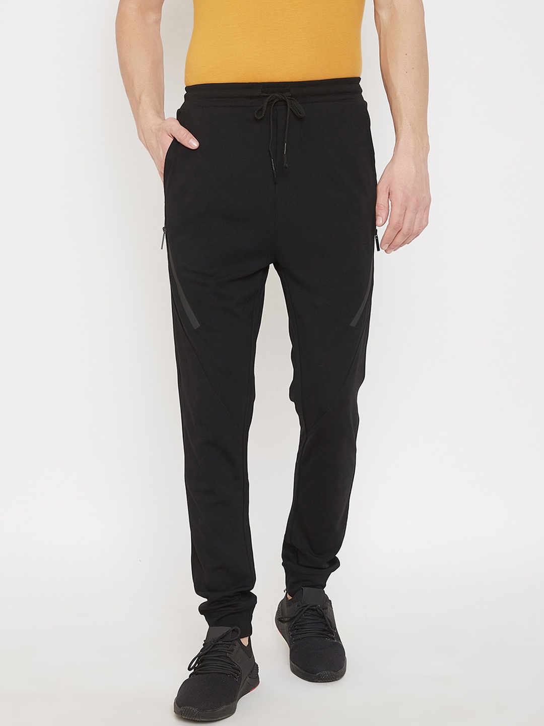 

QUBIC Men Black Solid Dry-Fit Joggers