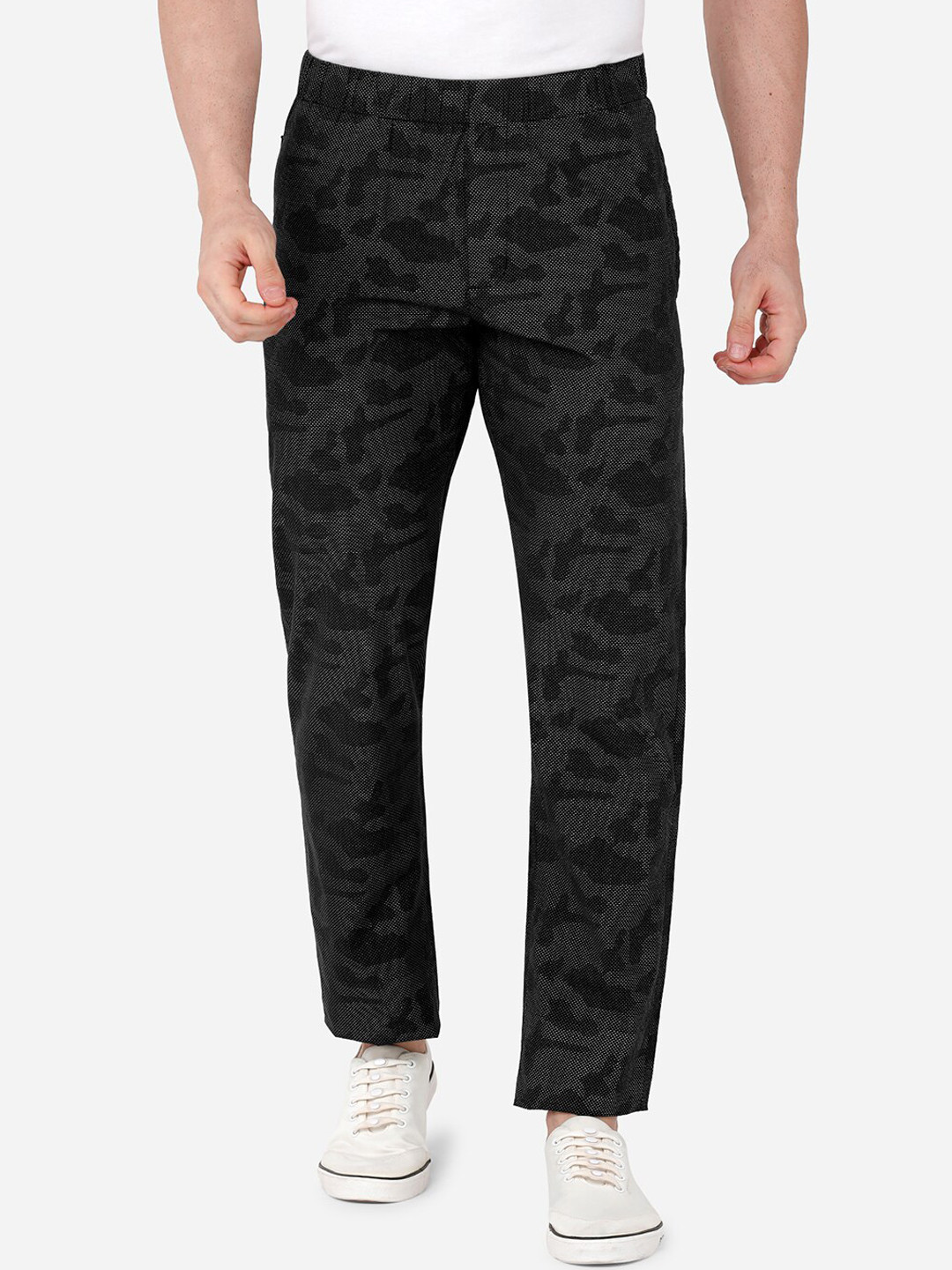 

beevee Men Black & White Dot Printed Straight-Fit Pure Cotton Track Pants