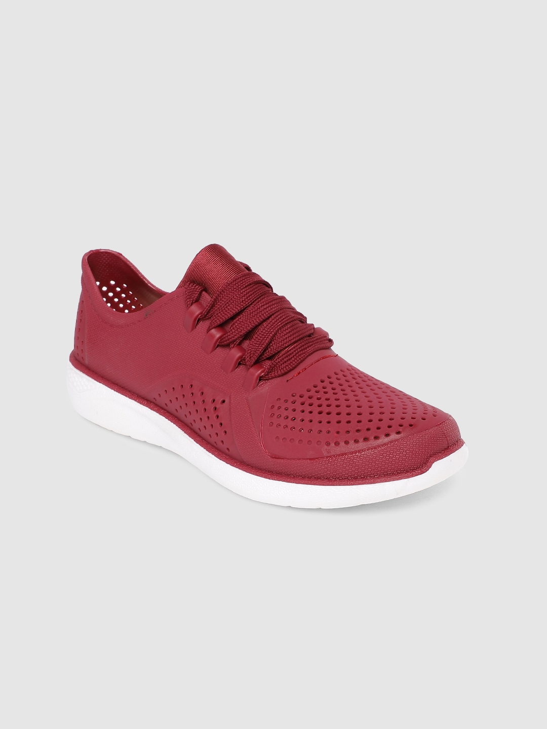 maroon sneakers outfit women's