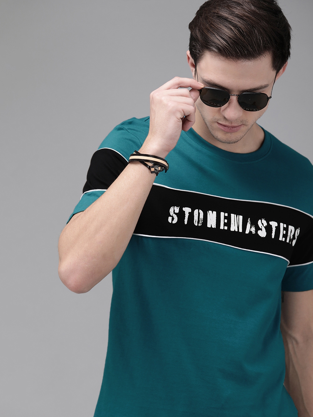 Buy The Roadster Lifestyle Co Men Teal Blue Colourblocked Round Neck ...