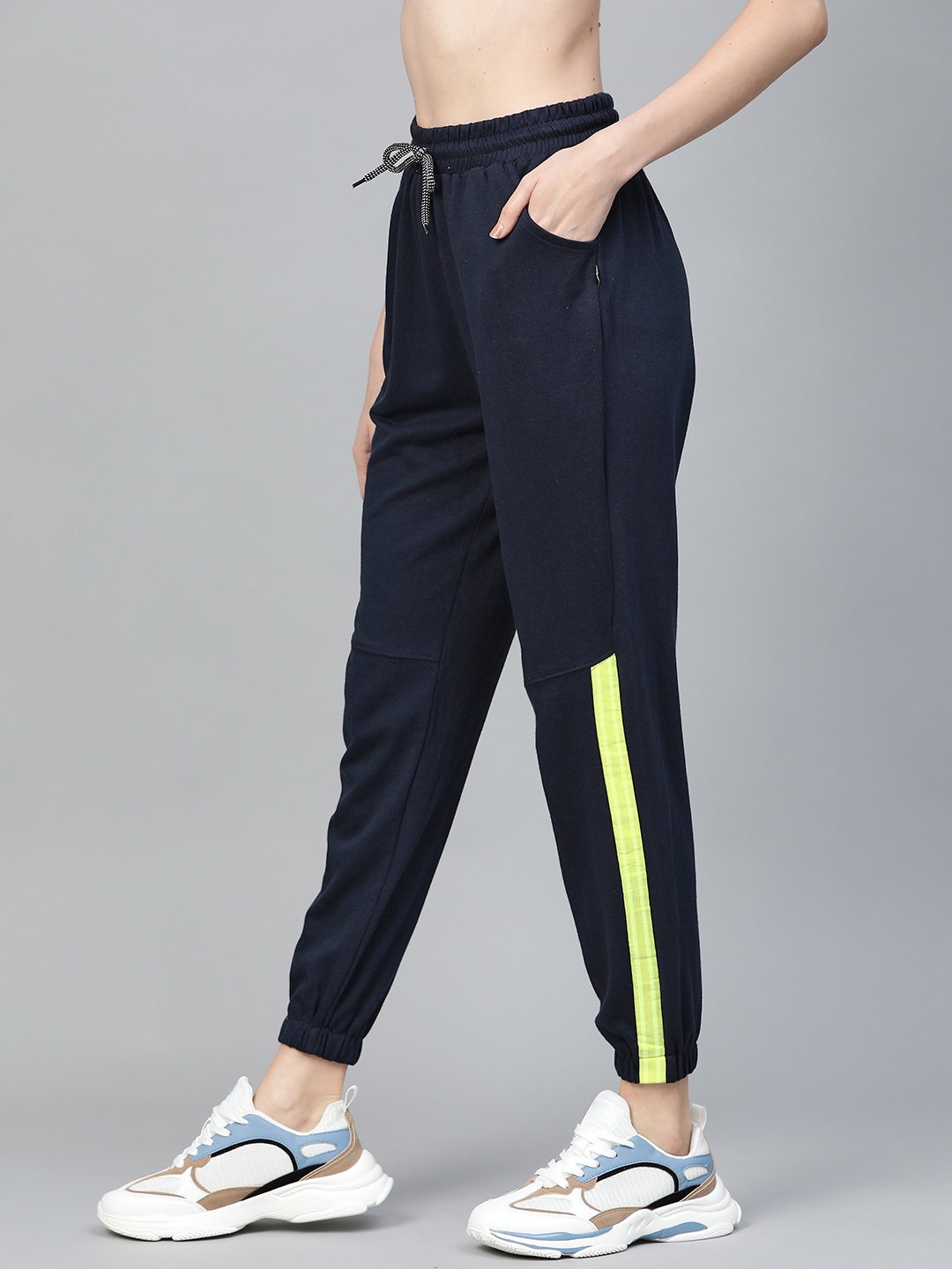 joggers myntra