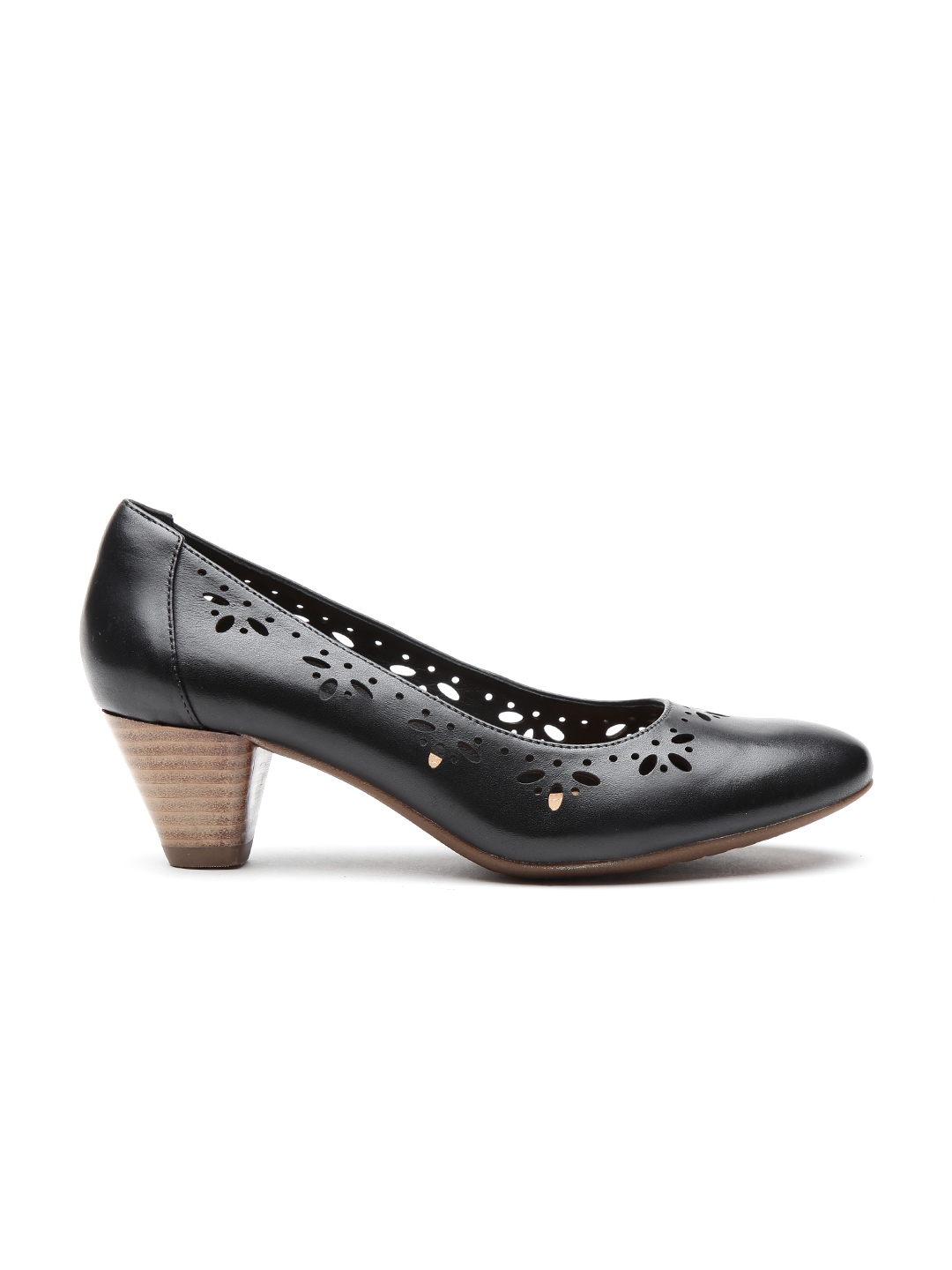 black pumps myntra