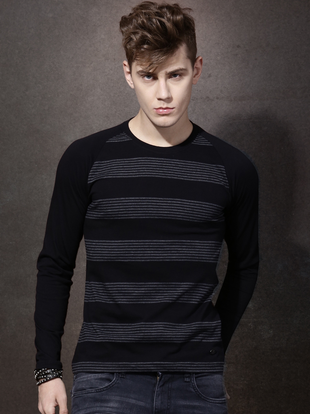 Buy Roadster Men Black Striped Round Neck Pure Cotton T Shirt Tshirts For Men 1392077 Myntra 