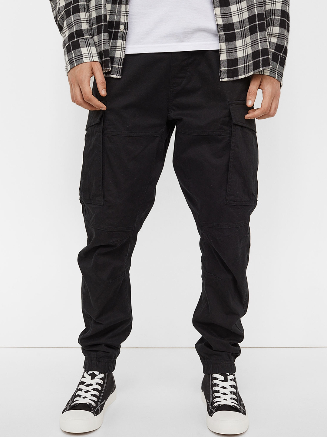 buy-h-m-men-black-solid-cargo-joggers-trousers-for-men-15545976-myntra