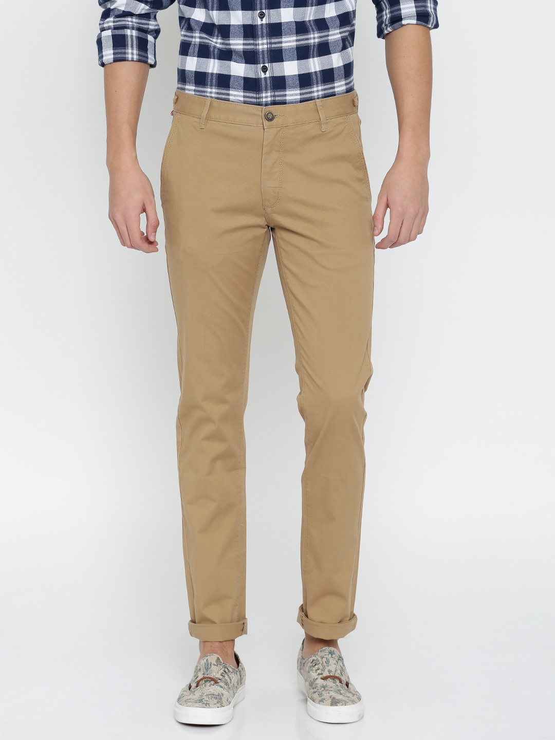 Buy SCULLERS Men Beige Solid Slim Fit Chino Trousers - Trousers for Men ...