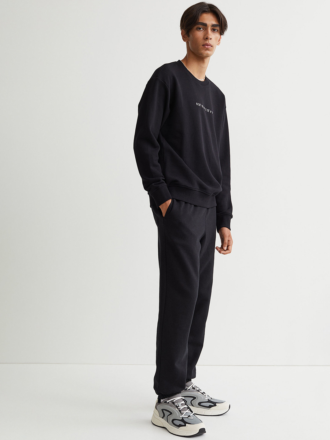 Buy H&M Men Black Regular Fit Joggers Trousers for Men 15611490 Myntra