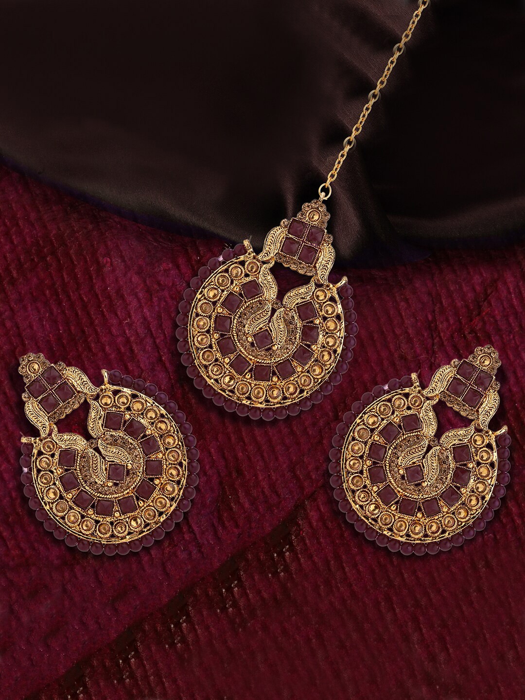 golden maang tikka with earrings
