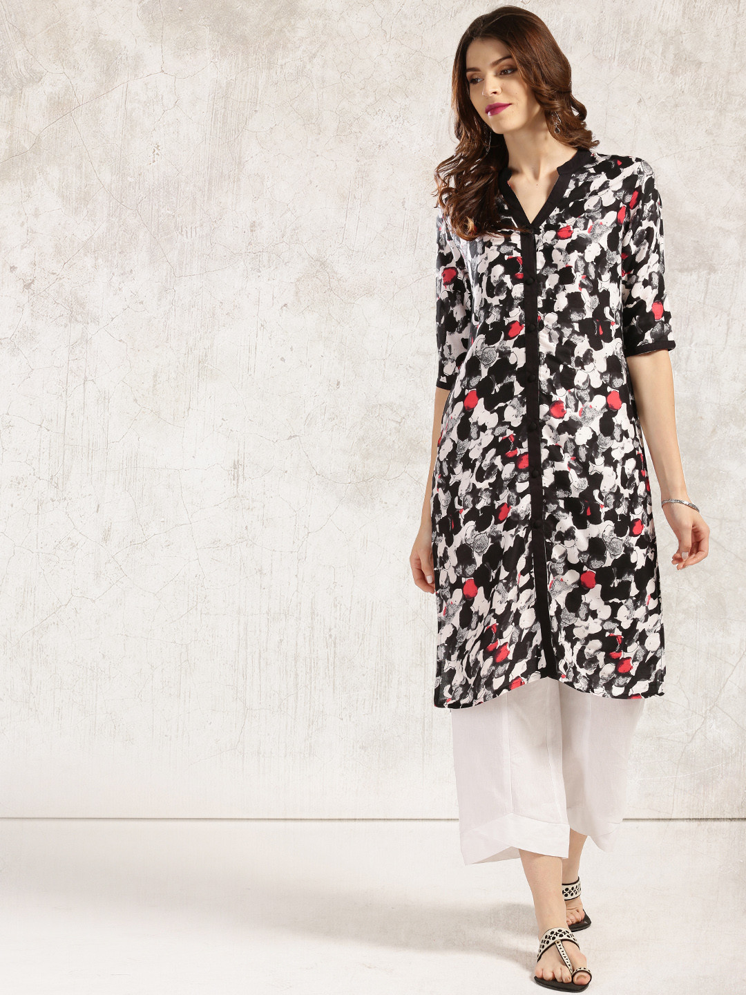 Women Black Abstrac Printed Straight Kurta With Three Quarter Sleeves