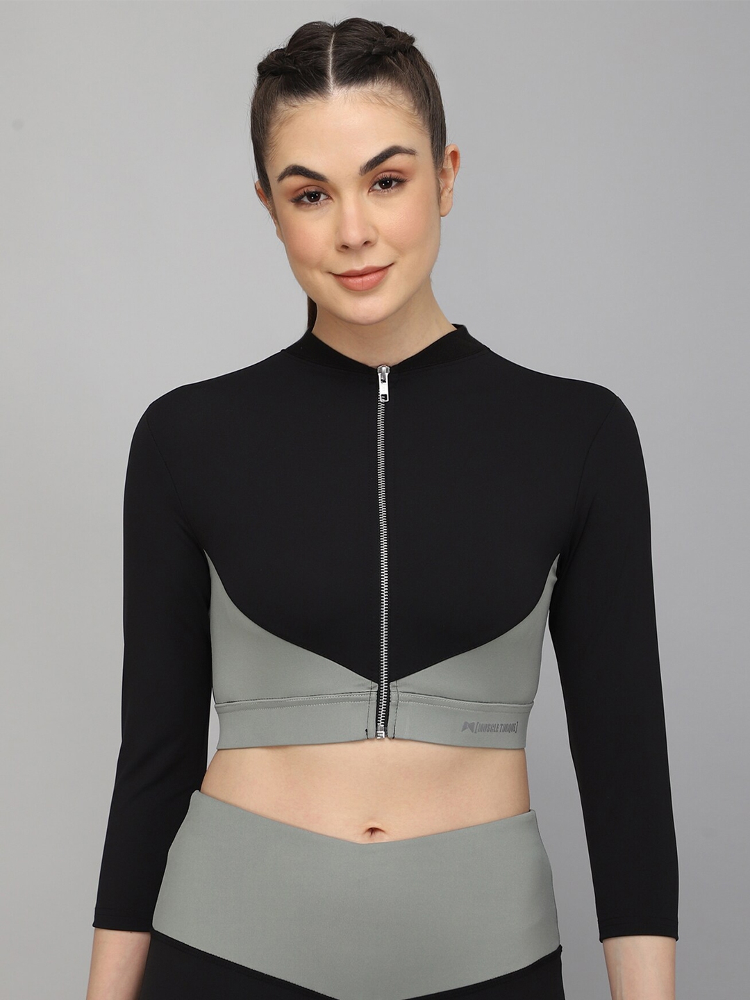 Buy MUSCLE TORQUE Women Black Colourblocked High Neck Workout Top