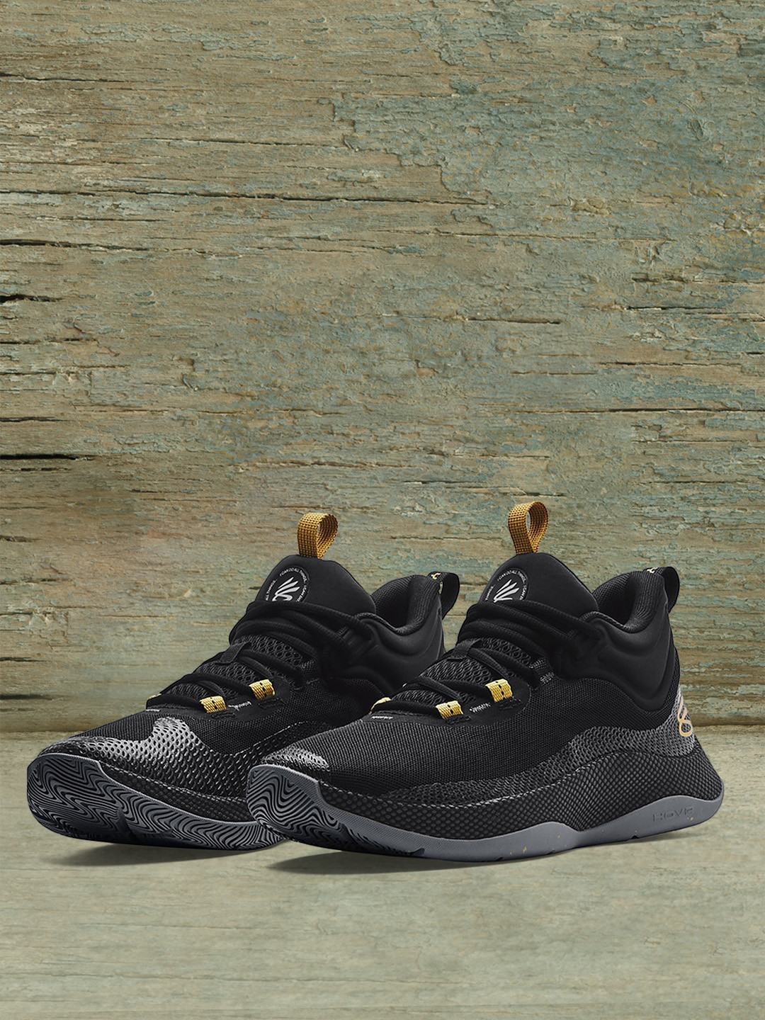 Buy UNDER ARMOUR Unisex Black Solid Curry Hovr Splash Regular