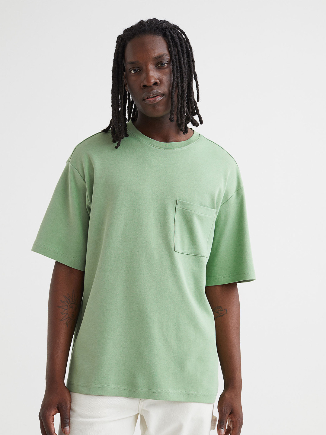 Buy H&M Men Green Solid Cotton Relaxed Fit Pocket Detail T Shirt