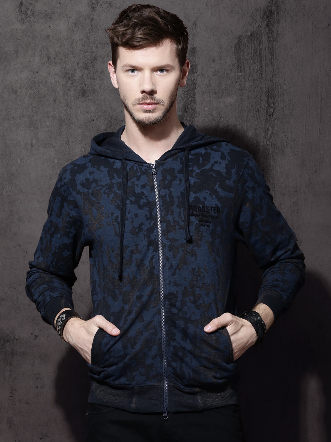 roadster men blue printed hooded sweatshirt