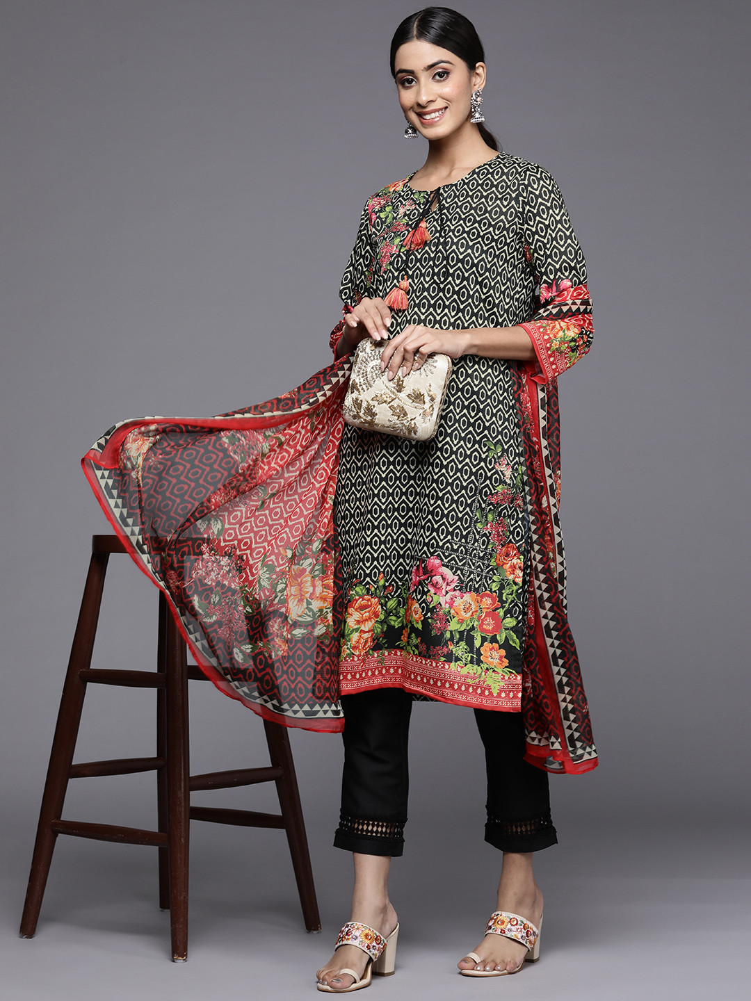 Women Liva Black Printed Kurta Comfort Pant Dupatta