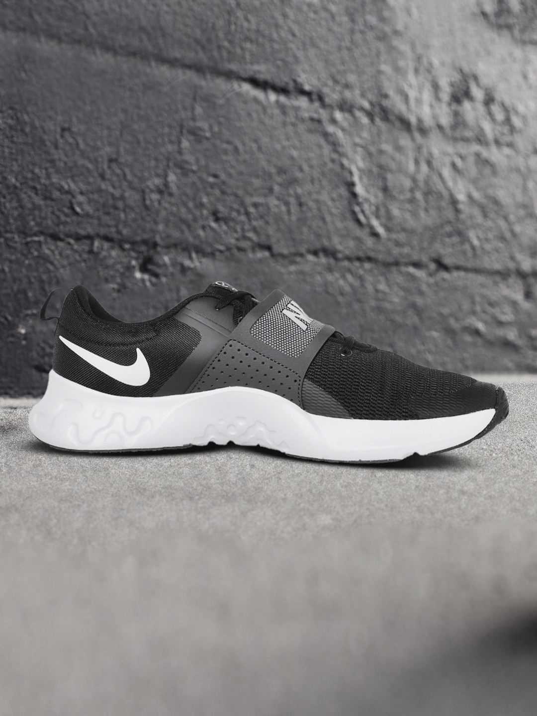 nike men black retaliation training shoes