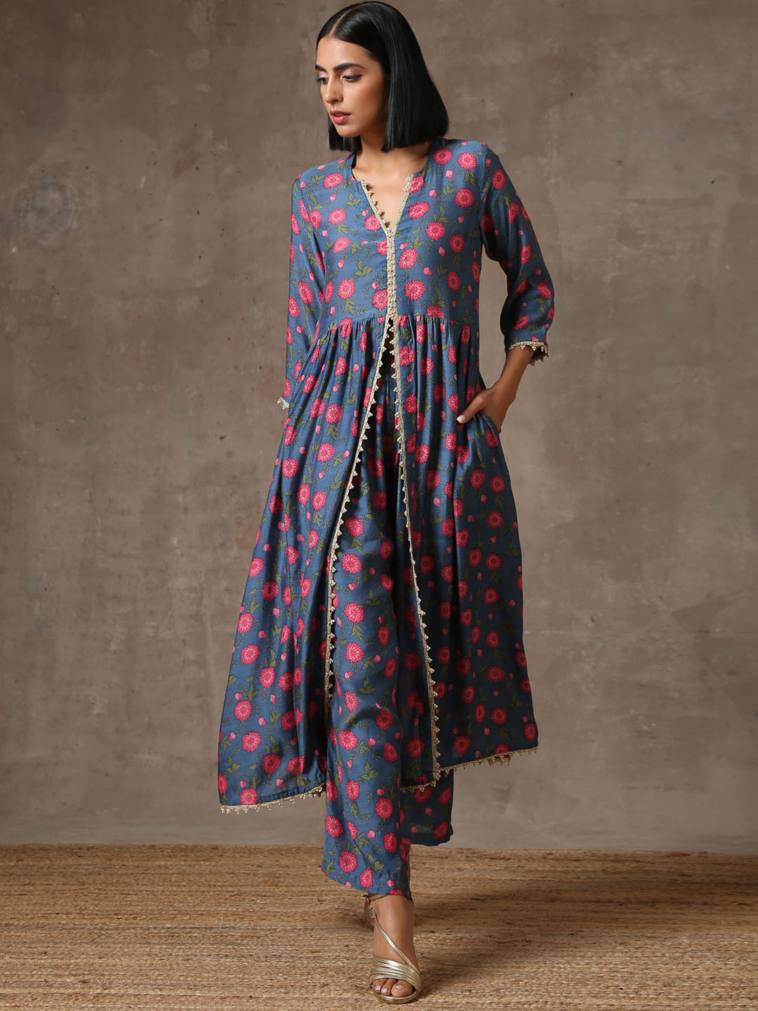 Women Floral embroidered blue round_neck Kurta set With trouser and dupatta