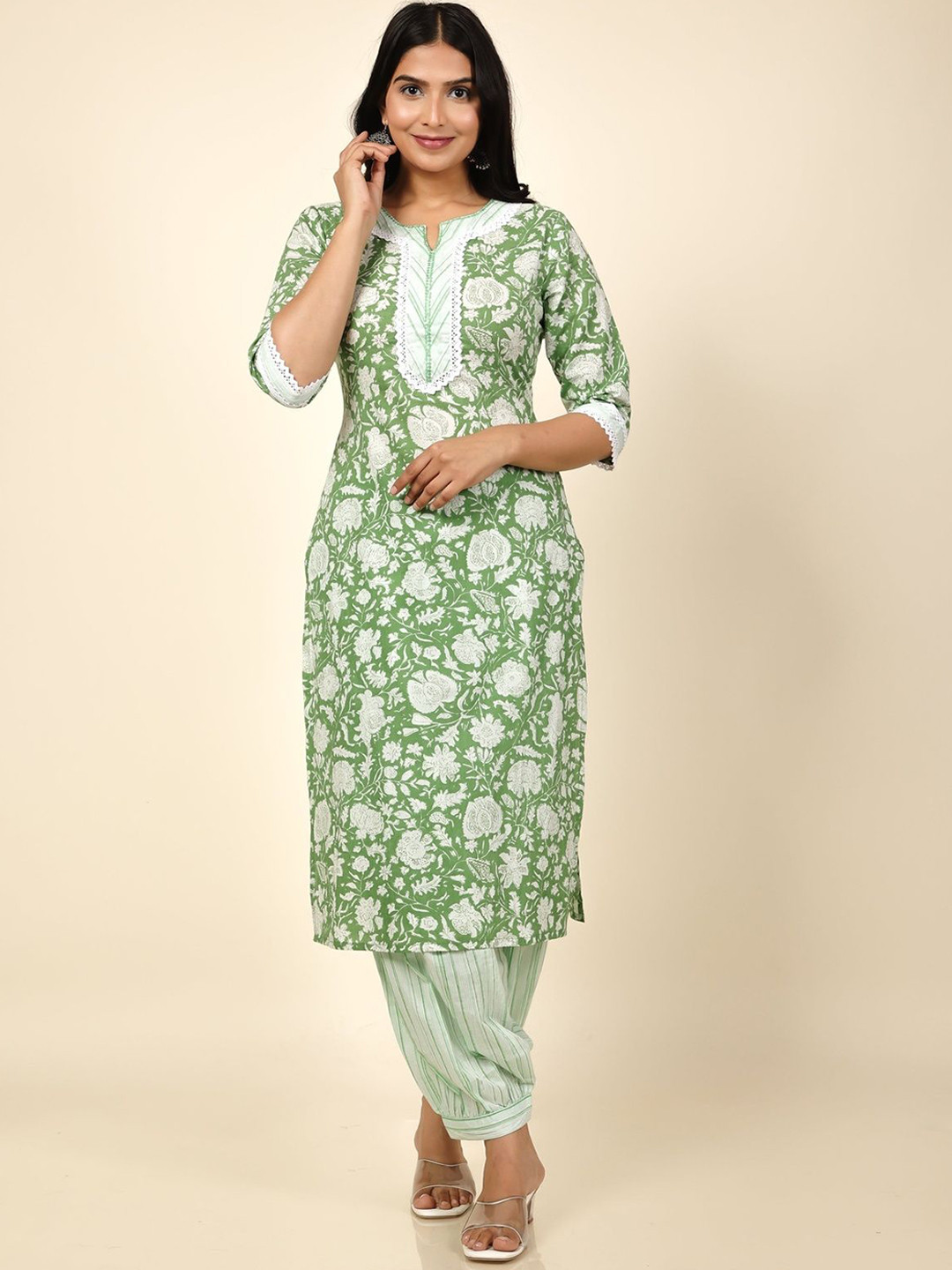 Women Floral Printed Sleeveless Kurta with Salwar