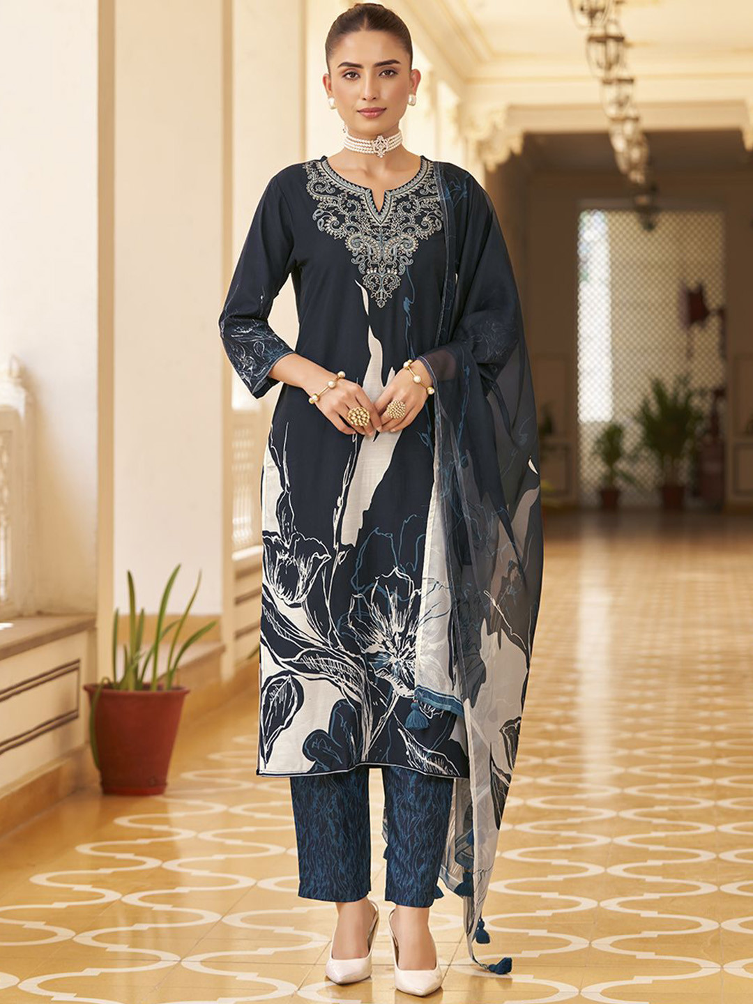 Women Floral Embroidered Regular Thread Work Kurta with Trousers & Dupatta