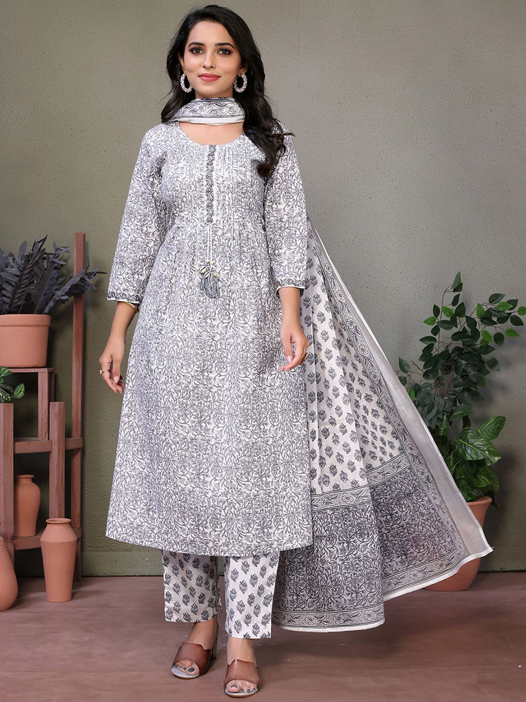 women floral embroidered pure cotton kurta with trousers main image 1