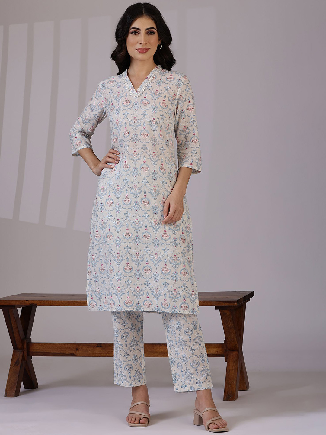 Women Black Abstract Printed Straight Kurta With Three Quarter Sleeves