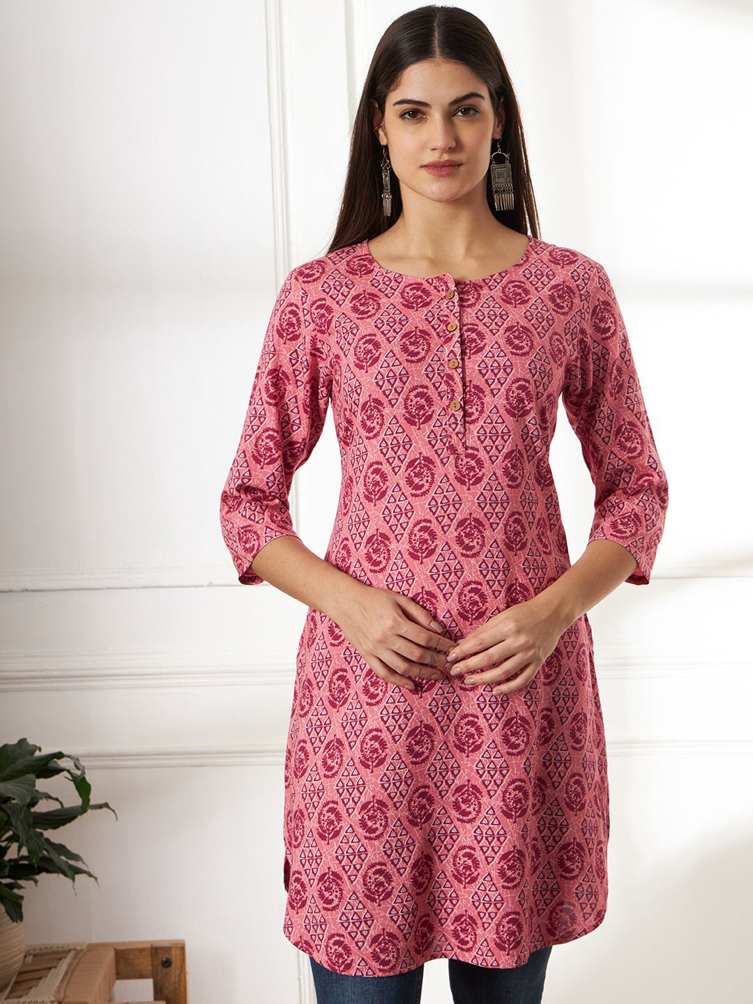 Women Peach Printed Straight Kurta With Round Neck & Three Quarters Sleeves