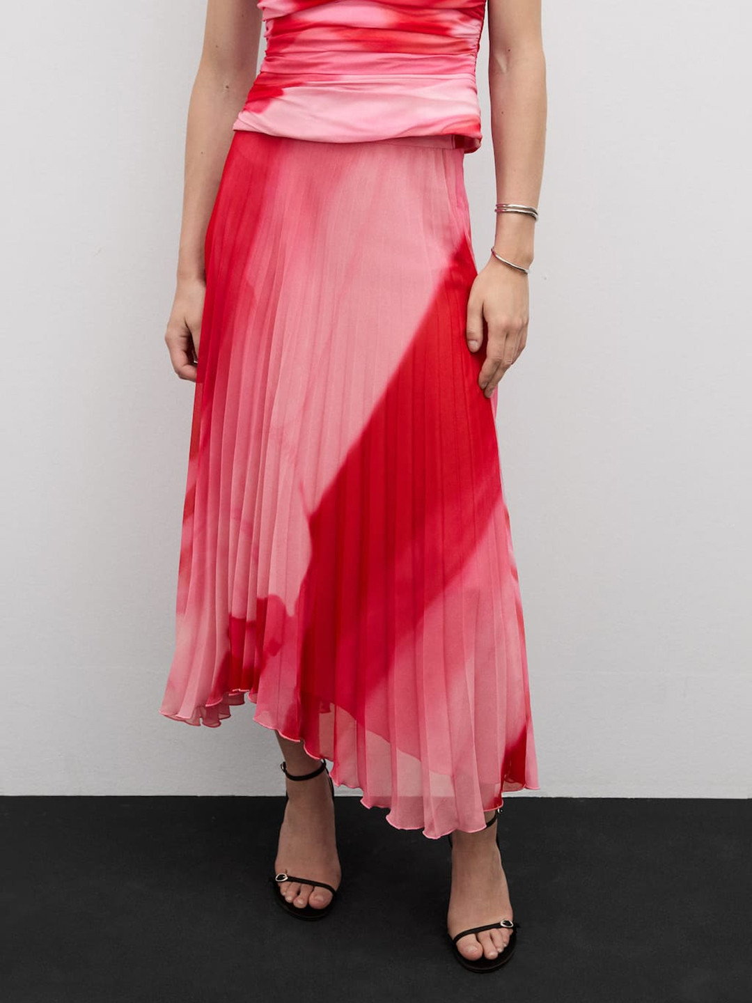 Area Stars
 Kelsey Print Accordion Pleated Midi Skirt