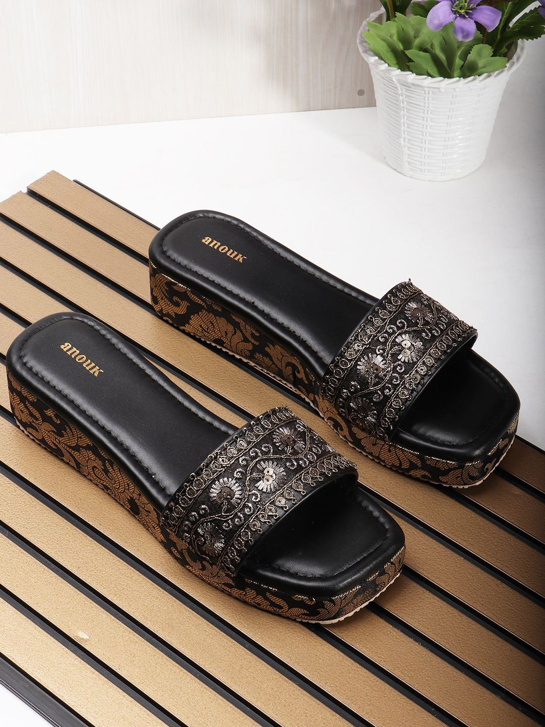 do adilette slides stretch